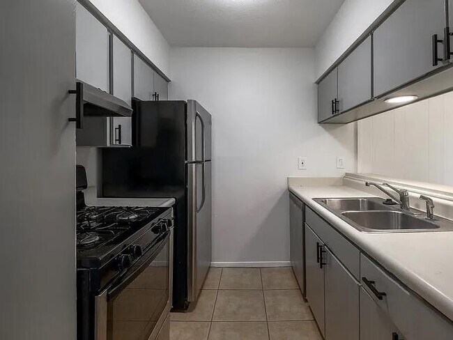 Building Photo - 3431 N Hills Dr