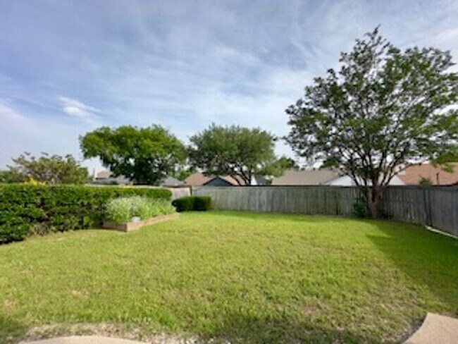 Building Photo - Fully renovated executive home