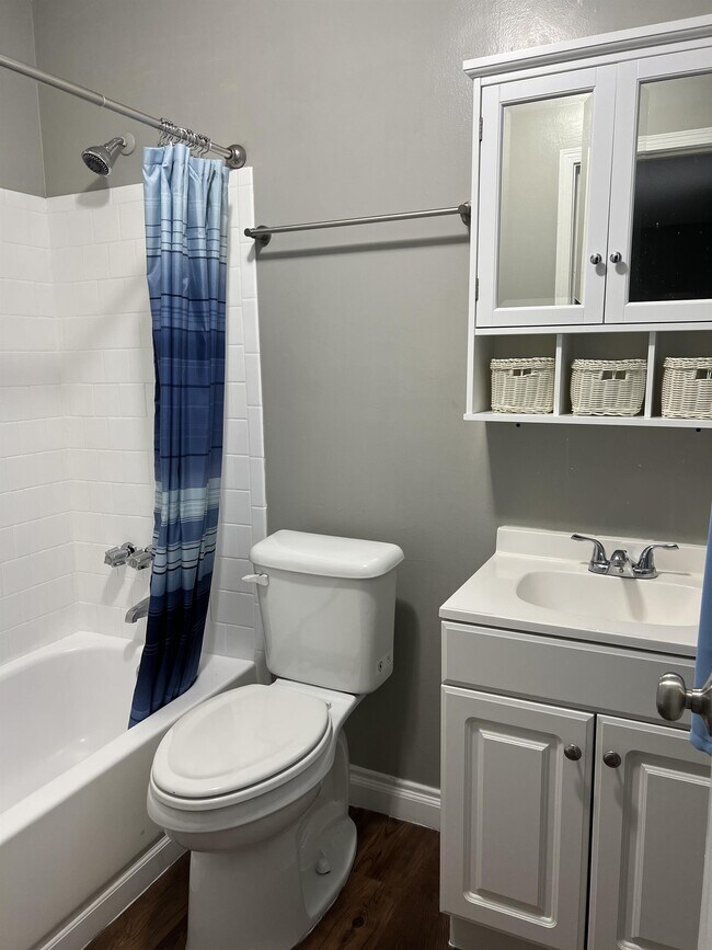 Building Photo - 1705 Deatsville Hwy