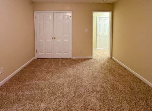 Building Photo - 3 Bed 2.5 Bath Townhome with New Flooring and Paint