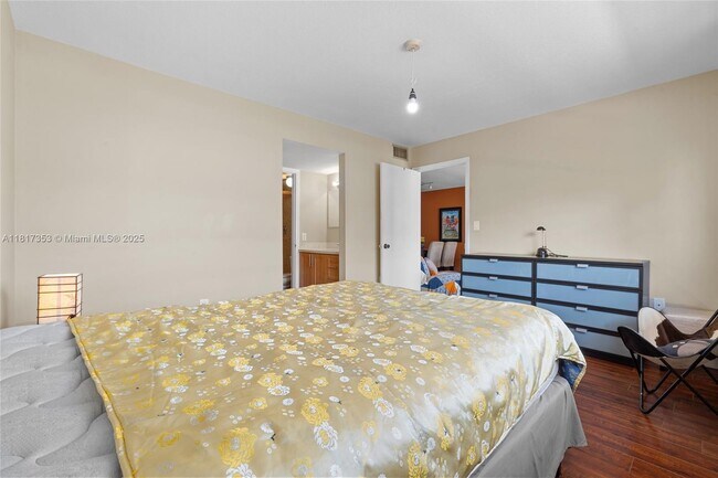 Building Photo - 1150 Collins Ave