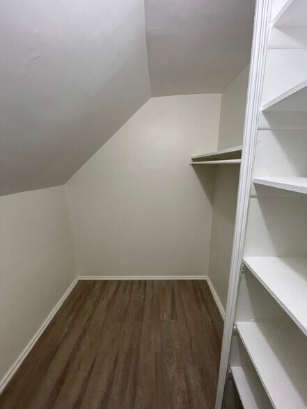 Building Photo - 297 Reinhard Ave