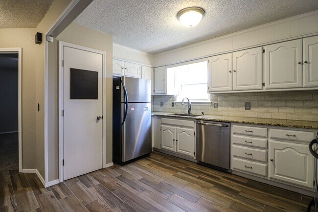 Building Photo - 4 bedroom, 2 1/2 bath, 2 car garage located in the quiet Summit View subdivision.