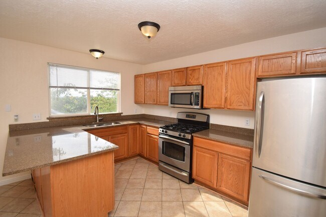 Building Photo - Great 5 Bed 2 Bath Home in Kearns!!!