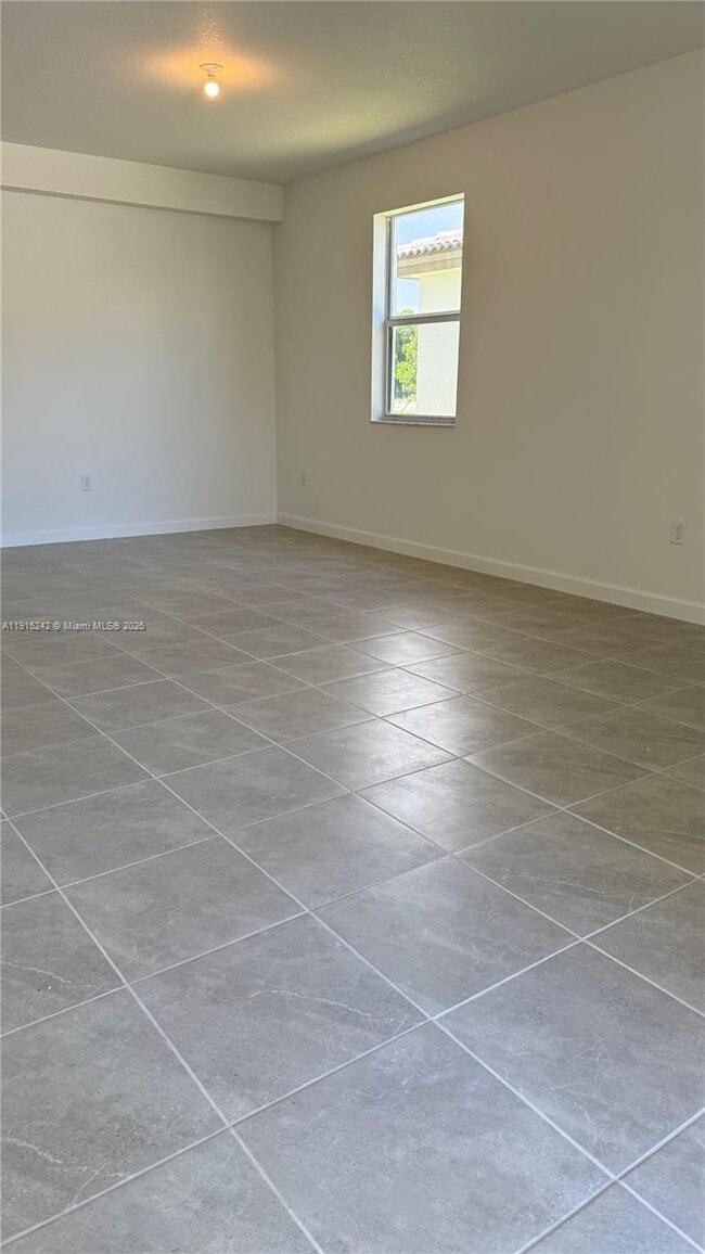 Building Photo - 2984 SE 23rd Ave