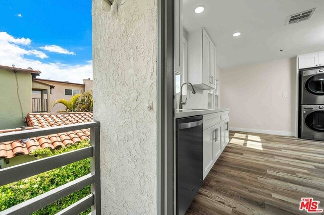 Building Photo - 11575 Riverside Dr