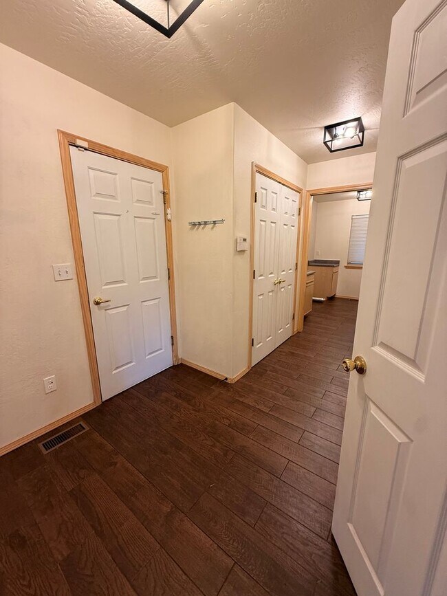 Building Photo - Gorgeous Flagstaff Rental