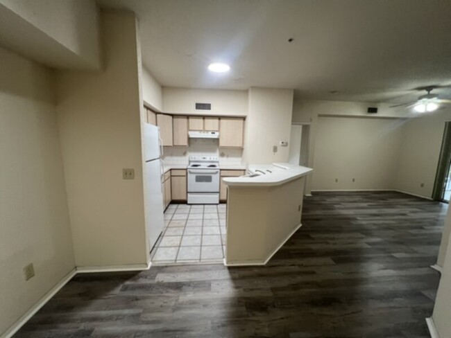 Building Photo - 2 bedroom Condo in Gated Bona Vista Commun...