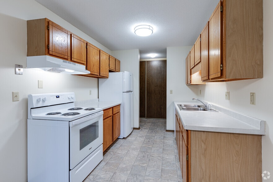2BR, 1BA - 967SF - Kitchen - Silver Oaks Court Apartments