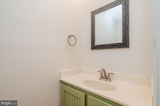 Building Photo - 1275 Quaker Hill Dr
