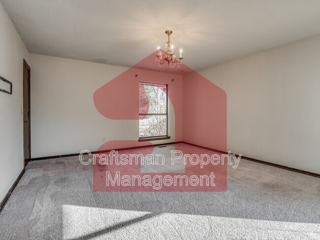 Building Photo - 2704 Silvertree Dr