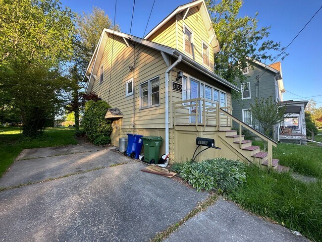 Building Photo - Charming 3 Bedroom/1.5 Bathroom Home in Ha...