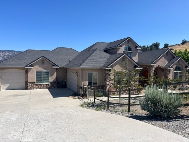 Building Photo - Beautiful 5 Bedroom 4 Bathroom House in Ga...