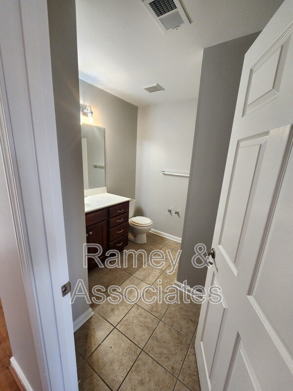 Building Photo - 3802 Falcon Crest Dr