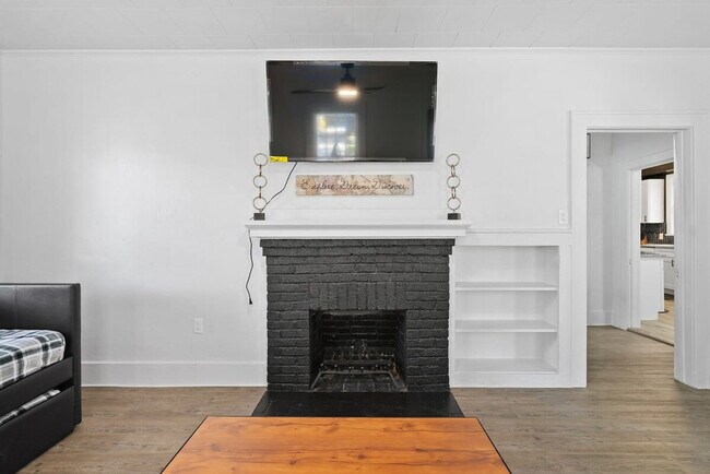 Building Photo - 1829 Hollenbeck Dr