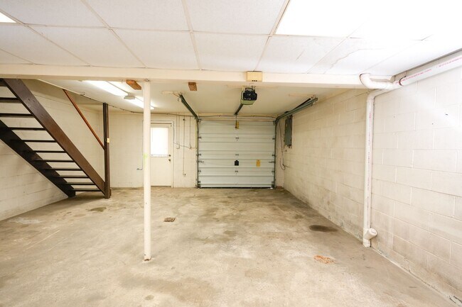 Building Photo - 1308 S Mt Joy St