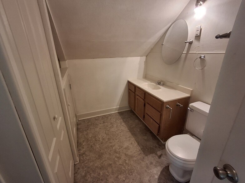 Building Photo - 288 Sherwood St