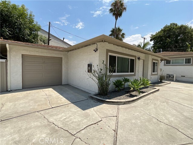 Building Photo - 2641 Santa Ana Ave
