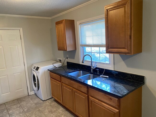 Building Photo - 2206 Emerson Pl