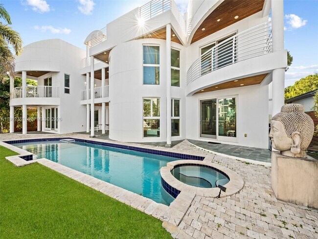 Building Photo - 450 Victoria Terrace