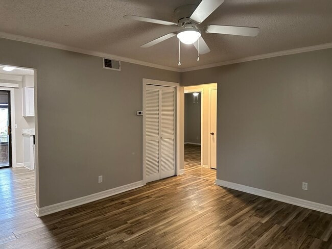 Building Photo - Convenient Northeast location!