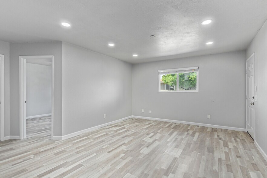 Living Area/Entry Mstr Bdrm - 2937 E Beck Ln