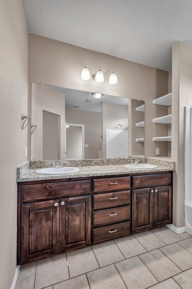 Building Photo - 5 Brooks Ranch Rd