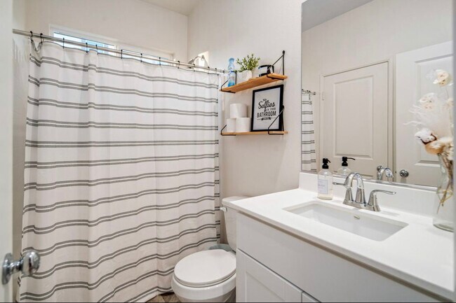 Building Photo - 44112 Sierra Vista Dr