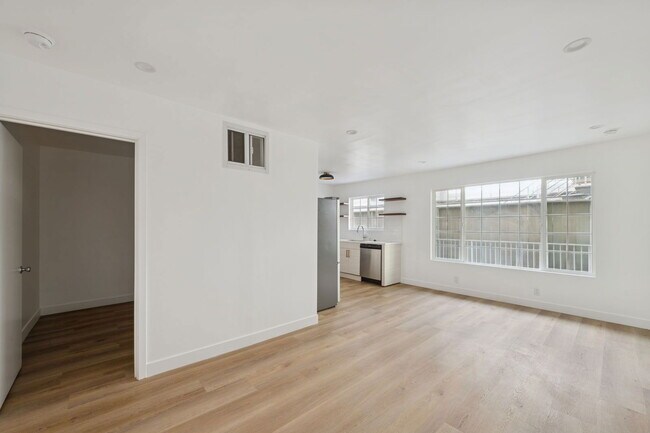 Building Photo - 1008 N Stanley Ave