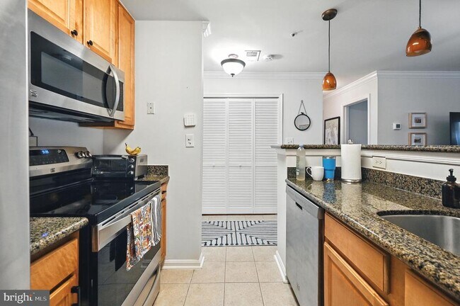 Building Photo - 3175 Summit Square Dr