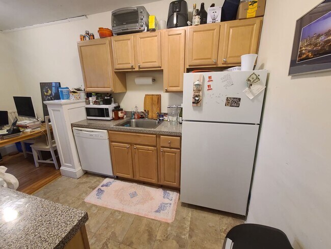 Building Photo - 1Br/1Bth, Available Sep. 1, 2026. Great location!  H/HW included! Laundry in building.