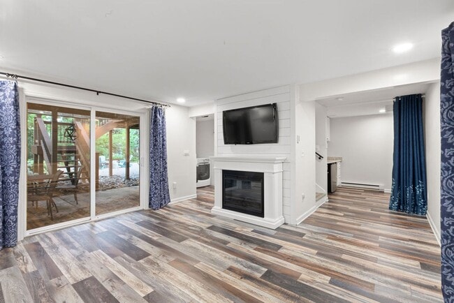 Building Photo - Rare Find in Kensington South – Park Views...
