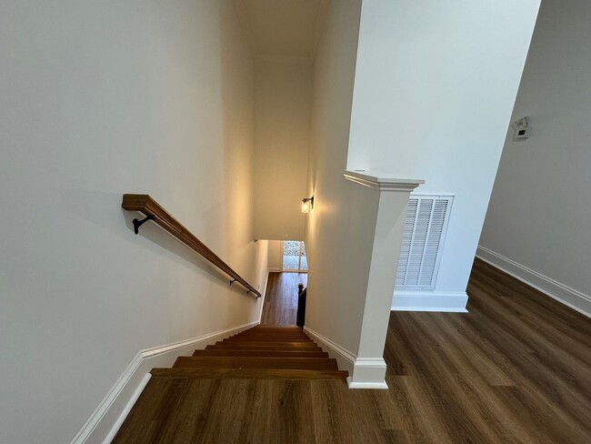 Building Photo - NEW 3/2.5 Gaited Townhouse in Downtown Rom...