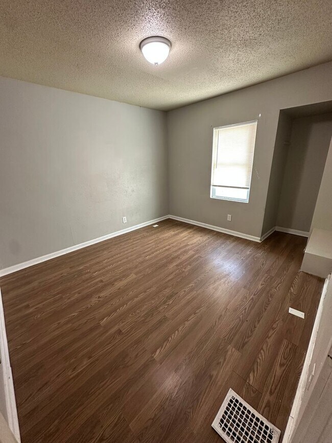 Building Photo - 3 bedroom 1.5 bathroom