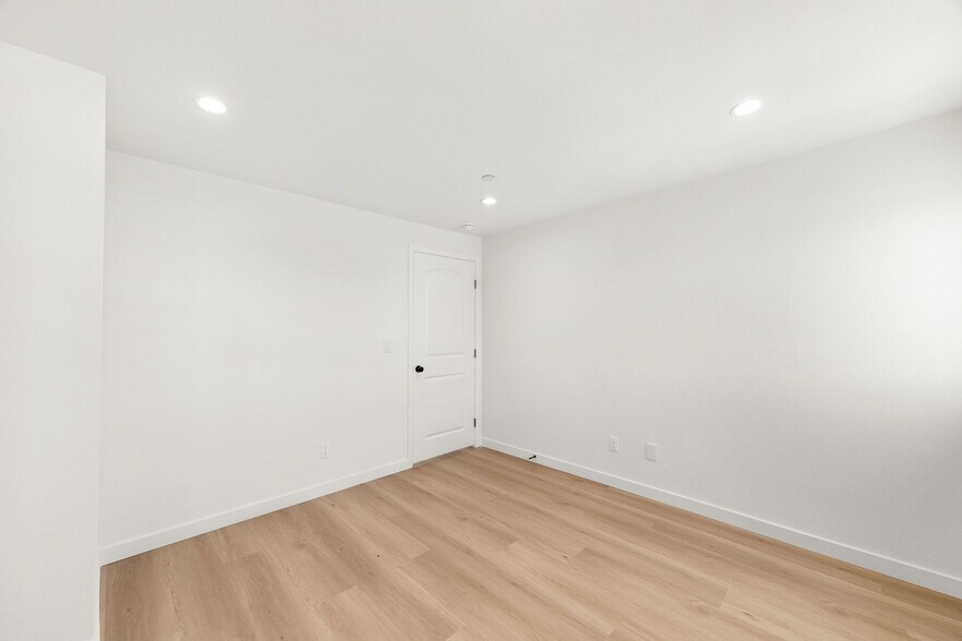 Building Photo - 1031 W 91st St
