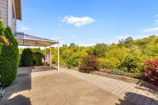 Building Photo - Beautiful 5 Bedroom Mill Creek Home backin...