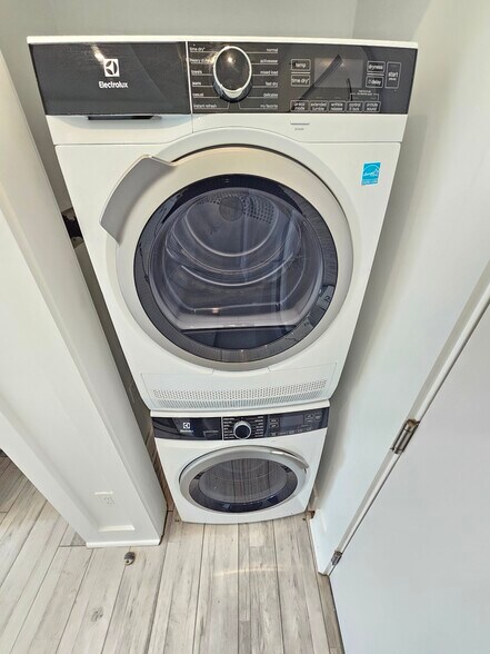 Building Photo - 1169 Hope St