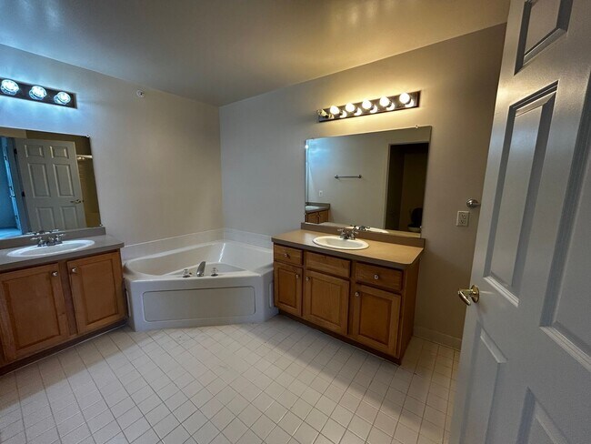 Building Photo - Barclay Way 2 Bed/2.5 Bath Condo For Rent ...
