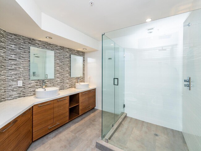 Building Photo - 888 Brickell Key Dr