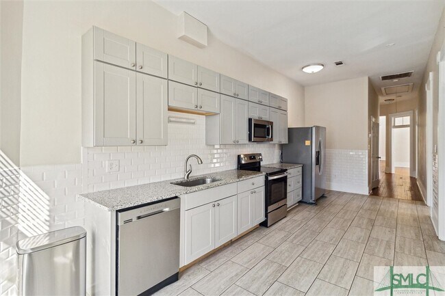 Building Photo - 413 E Waldburg St