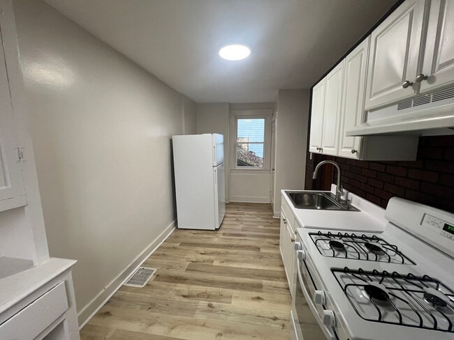 Building Photo - Updated 2.5 Bedroom/ 1 Bath in Troy Hill