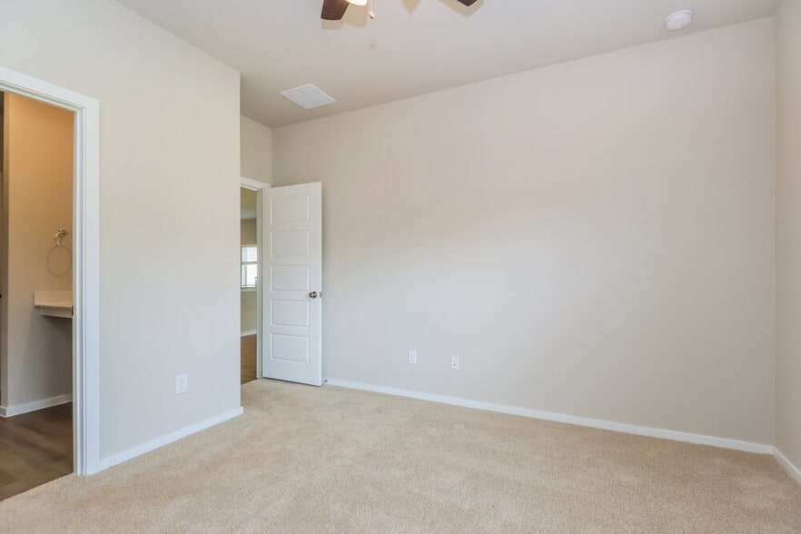 Building Photo - 567 Dalloway St