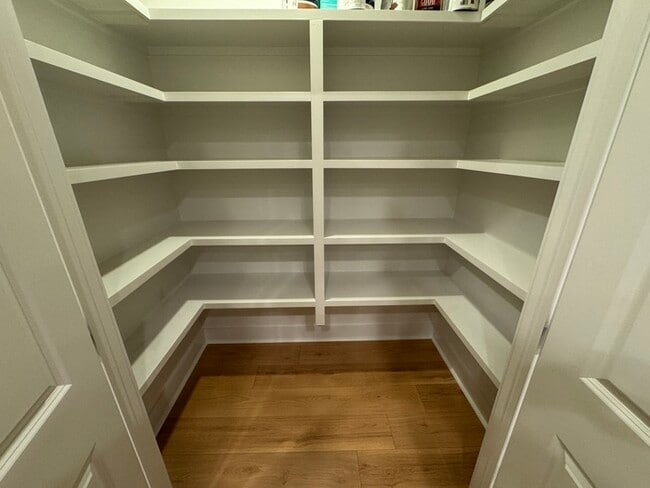 Building Photo - Newer 3 bedroom 2.5 bathroom townhome in H...