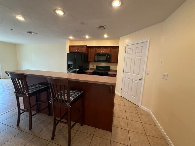 Building Photo - 215 Longmeadow Rd