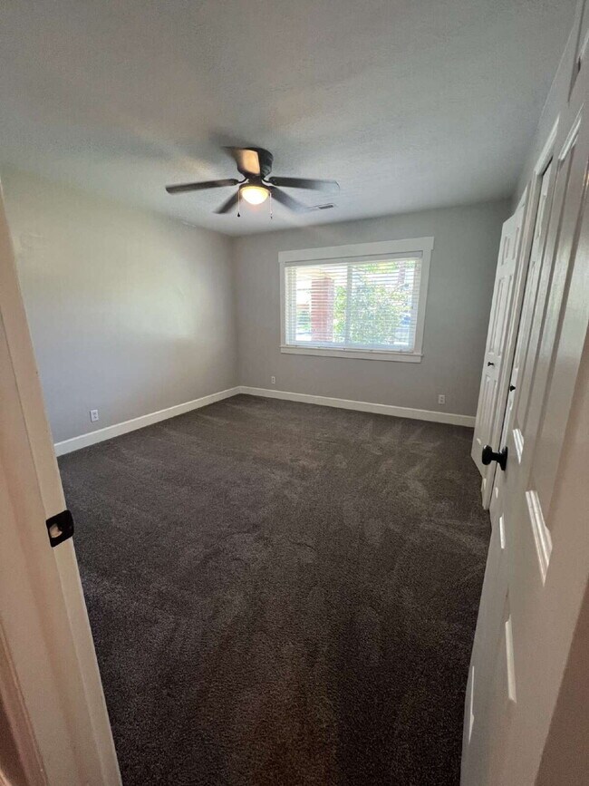 Building Photo - "Spacious 4-Bed Oasis with 3.5 Baths in Charming St. George!"