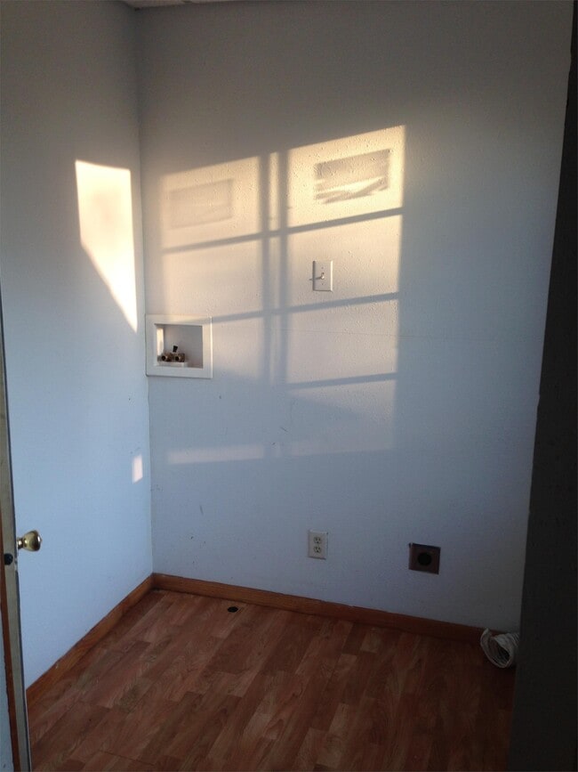 Building Photo - 400 Main St