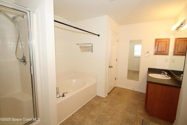 Building Photo - 2295 Botanica Cir