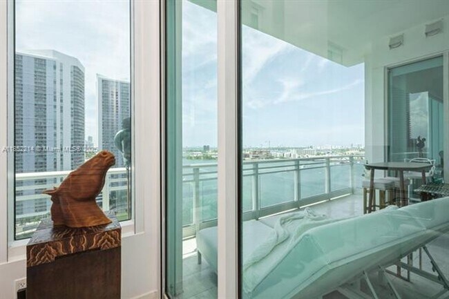 Building Photo - 900 Brickell Key Blvd