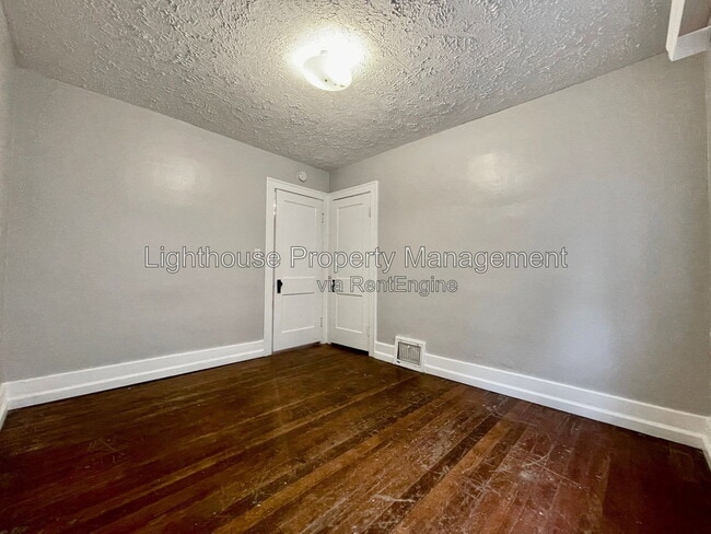 Building Photo - 839 W Larch Ave