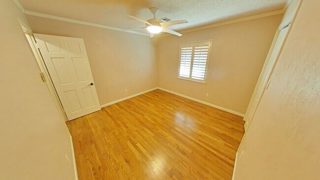 Building Photo - 709 NW Heinzwood Cir